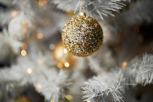 Kleurrijke kerstversieringen hangend aan een witte kerstboom. witte kerstboom.