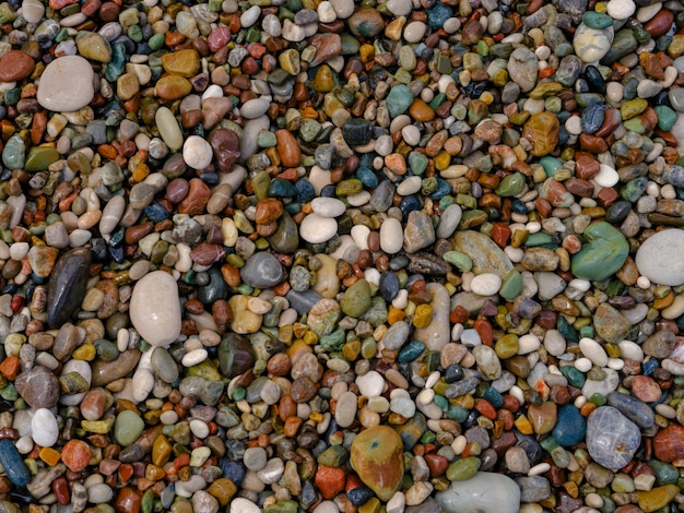 Kleurrijke kiezelstenen op het strand