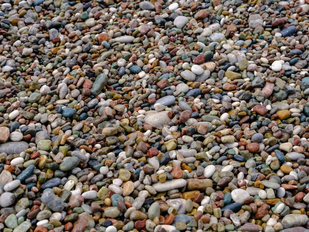 Kleurrijke kiezelstenen op het strand