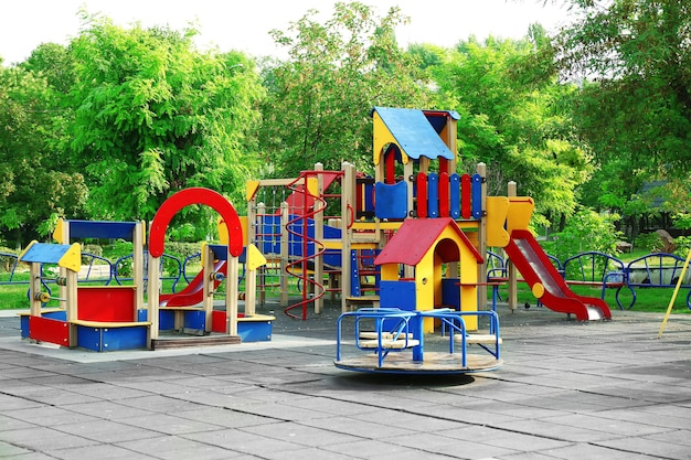 Kleurrijke kinderspeelplaats in park