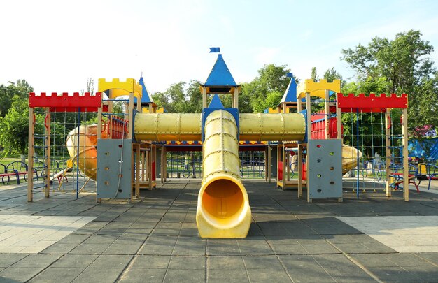 Kleurrijke kinderspeelplaats in park