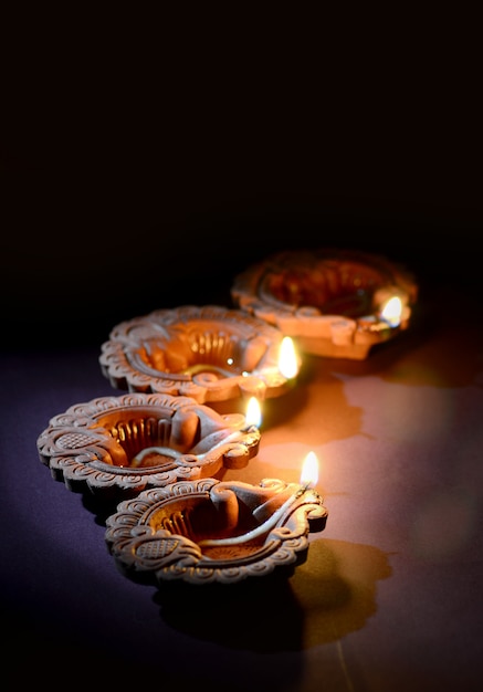Kleurrijke klei Diya (Lantaarn) lampen verlicht tijdens Diwali-viering. Groeten Card Design Indian Hindu Light Festival genaamd Diwali.
