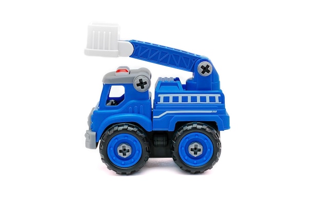 Kleurrijke kleine mini blauwe plastic politie auto torenkraan machine speelgoed geïsoleerd op een witte achtergrond mockup met kopie ruimte speelgoed voor kinderen voor jongens kinderen ontwikkeling spelen jeugd plezier