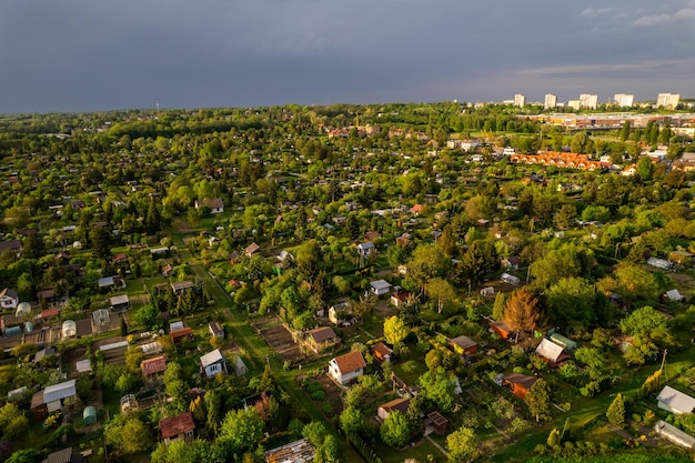 Kleurrijke kleine perceeltuin in stedelijk gebied van Tarnow, Polen Zomer weelderige gebladerte Drone Top Down View