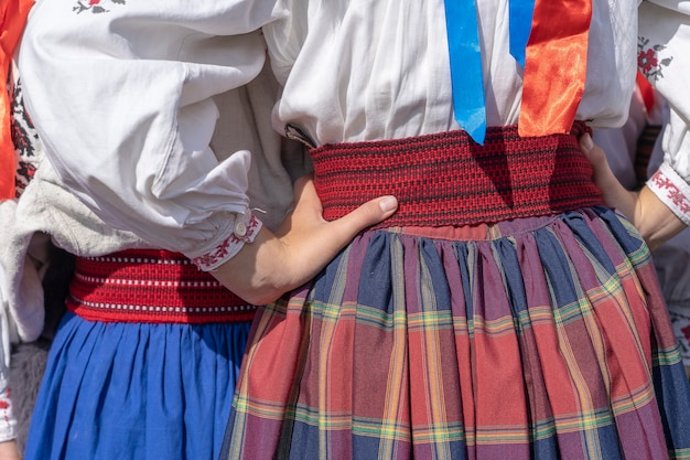 Kleurrijke kleren aan bij jonge meisjes tijdens een festival in Oekraïne. Detailopname