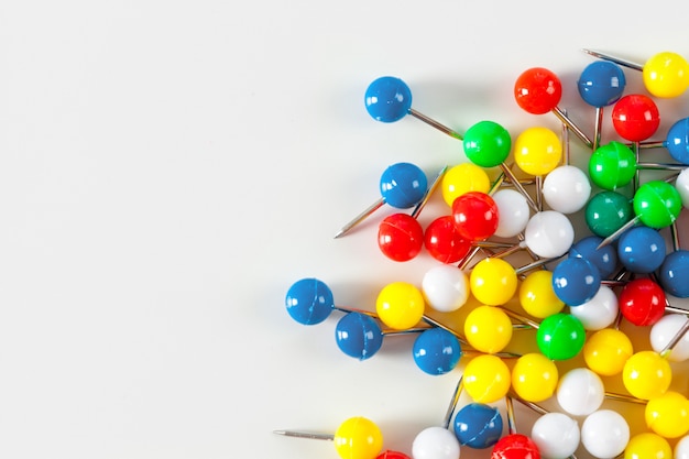 Kleurrijke kleur push pins geïsoleerd op een witte ondergrond