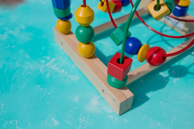 kleurrijke kraal op een traditioneel speelgoed van draaddoolhof. Kinderen kraal achtbaan activiteit doolhof speelgoed. Speelgoed ontwikkelen.
