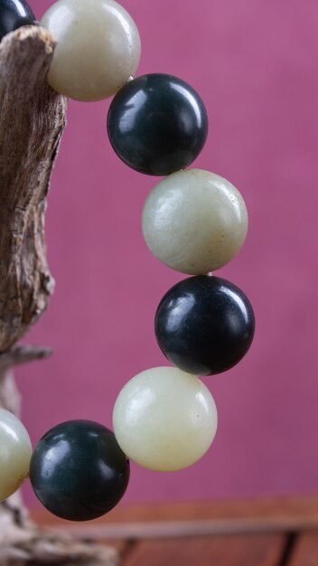 Kleurrijke kralen gemaakt van natuurlijke halfedelstenen op een witte achtergrond geïsoleerde sieraden close-up s