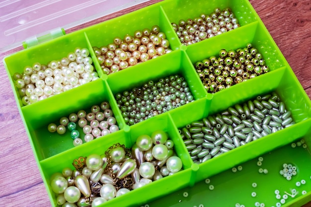 Kleurrijke kralen in containers close-up handwerk