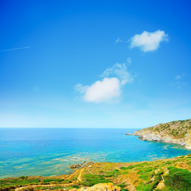 Kleurrijke kustlijn op Sardinië, Italië