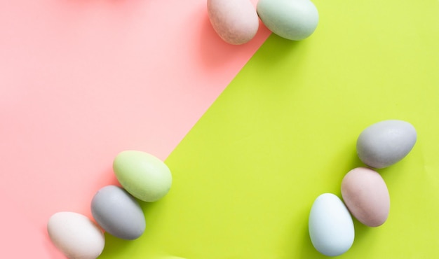 Kleurrijke kwarteleitjes op een lichtgele achtergrond - een compositie voor Pasen. Achtergrond voor wenskaarten, uitnodigingen, groeten.