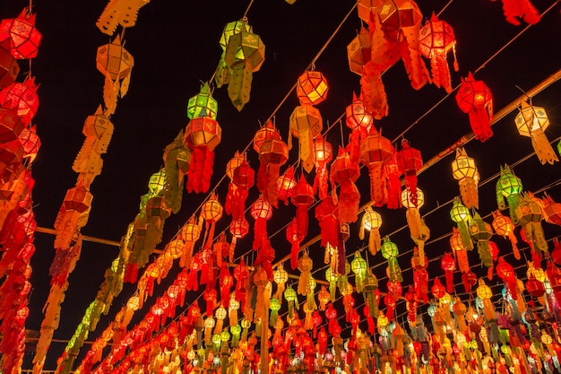 Kleurrijke Lamp en lantaarn in Loi Krathong Wat Phra Dat Haripunchai Lamphun Thailand