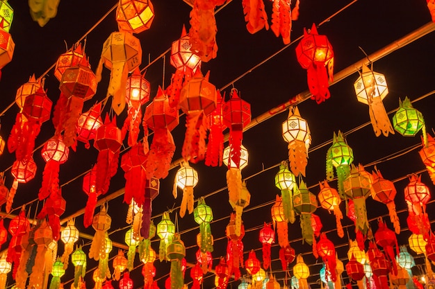 Kleurrijke Lamp en lantaarn in Loi Krathong Wat Phra Dat Haripunchai Lamphun Thailand