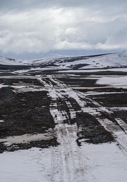 Kleurrijke Landmannalaugar-bergen onder sneeuwbedekking in de herfst IJsland Lavavelden van vulkanisch zand op de voorgrond