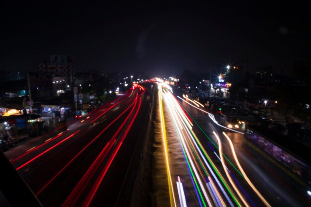 Kleurrijke lange blootstelling abstracte verkeersverlichting en stadsgezicht