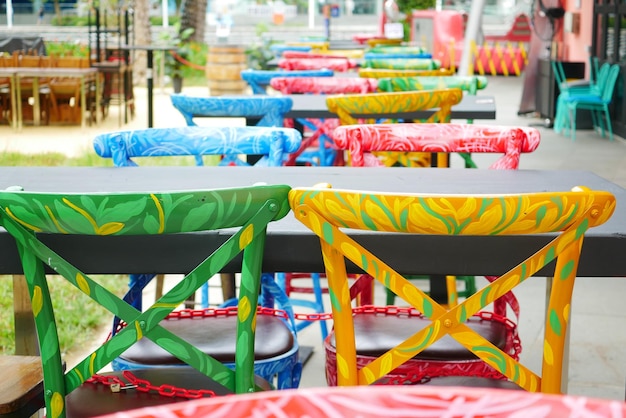 Kleurrijke lege stoelen en tafel buiten