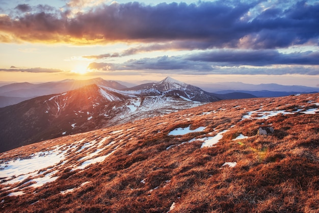 Kleurrijke lente zonsondergang over de bergketens in de nationale