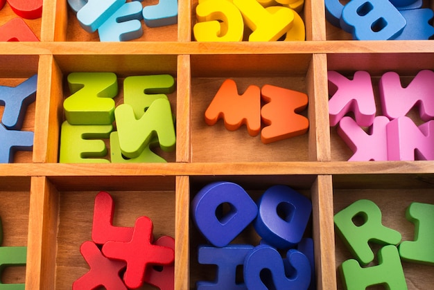 Foto kleurrijke letters gemaakt van hout