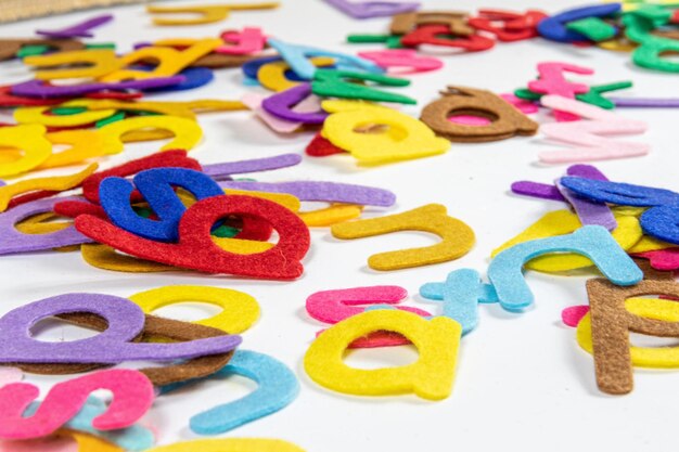 Foto kleurrijke letters op de tafel.