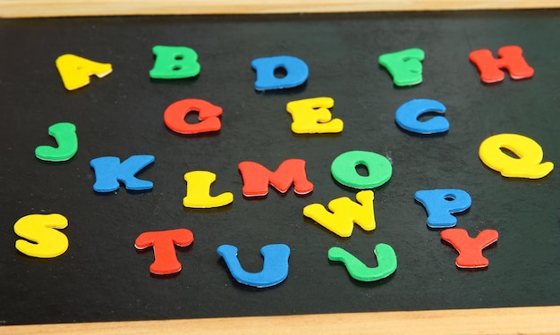 Kleurrijke letters op schoolbestuur close-up