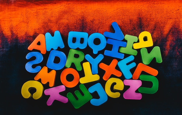 Kleurrijke letters van het alfabet gemaakt van hout
