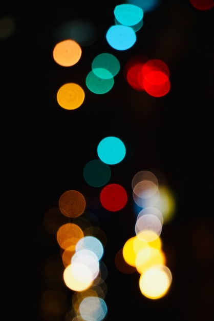 kleurrijke lichten in de straat in de stad bij nacht, bokeh lichten