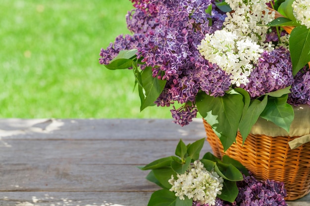 Kleurrijke lila bloemen in mand