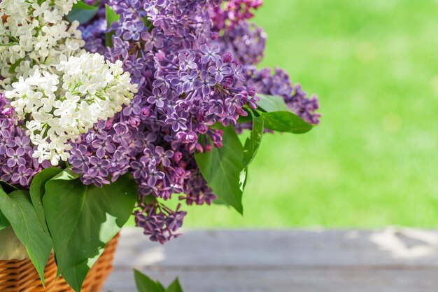 Kleurrijke lila bloemen in mand