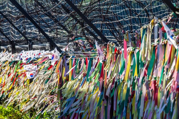 Foto kleurrijke linten hangen aan het prikkeldraad