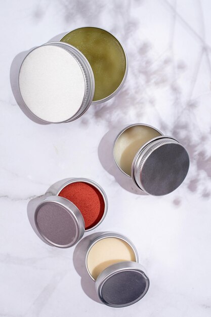 Foto kleurrijke lippenbalsems in ronde blikken doosjes met mockup-ontwerp met schaduwoverlay