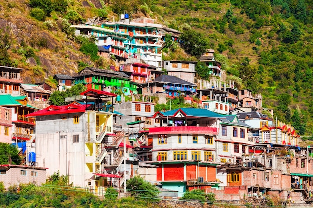 Kleurrijke lokale huizen in Manikaran India