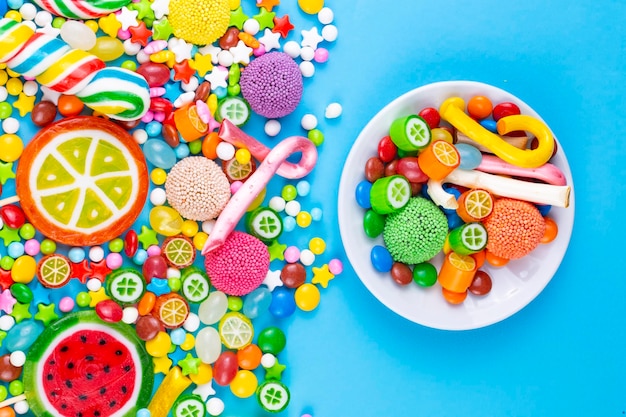 Kleurrijke lolly's en verschillende gekleurde ronde snoepjes. Bovenaanzicht.