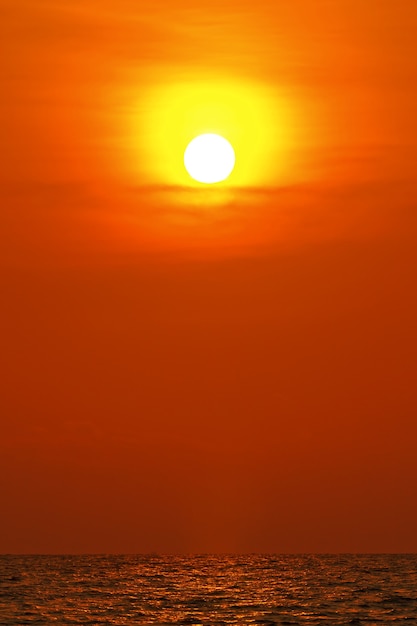 Kleurrijke lucht bij zonsondergang boven zee