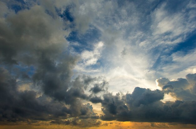 Kleurrijke lucht en zonsopgang. Natuurlijk landschap