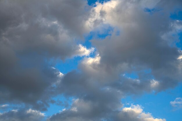 Kleurrijke lucht met prachtige wolken