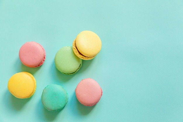 Kleurrijke macaron op blauwe achtergrond