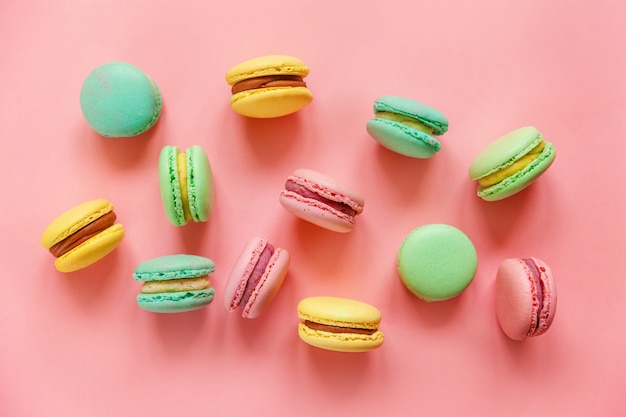 Kleurrijke macaron op roze achtergrond