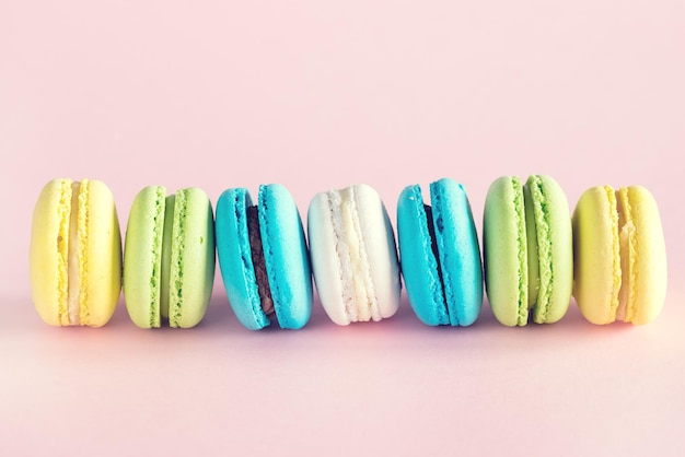 Kleurrijke Macarons Geel Blauw Groen Macarons Frans Dessert Smakelijke Macarons Roze Achtergrond Afgezwakt