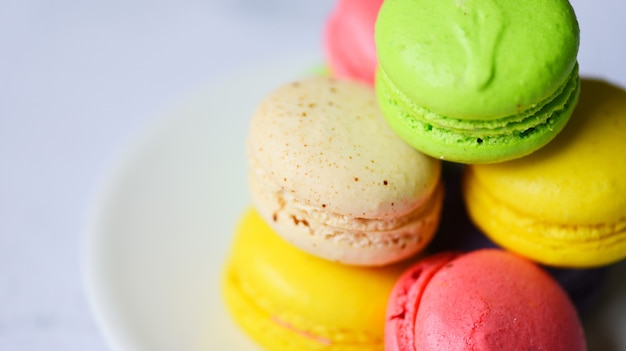 Kleurrijke macarons lekker zoet dessertkoekje, macarons dessert kleine franse taarten