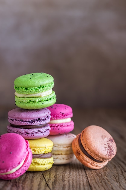 Kleurrijke macarons op de houten ondergrond