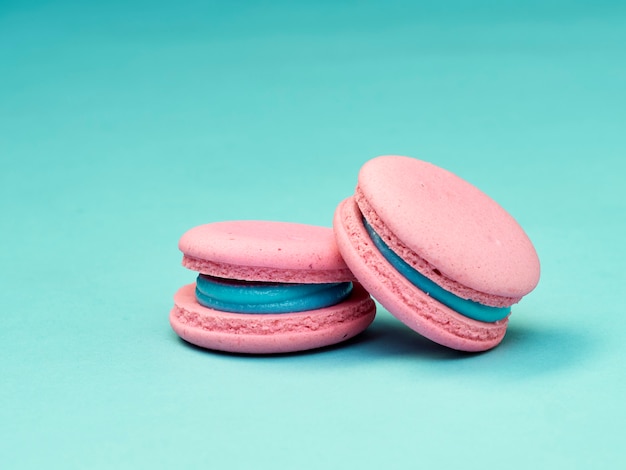 Kleurrijke macarons op een blauwe achtergrond