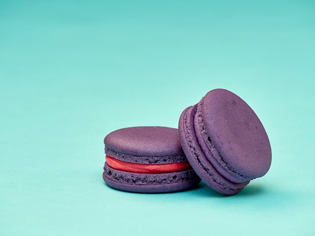 Kleurrijke macarons op een blauwe achtergrond