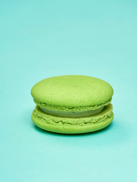 Kleurrijke macarons op een blauwe achtergrond