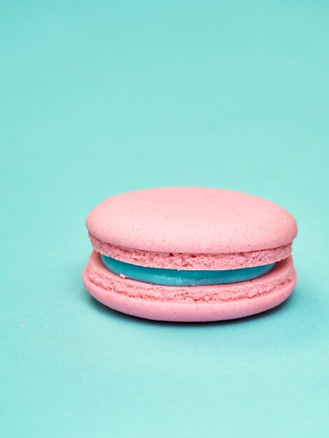 Kleurrijke macarons op een blauwe achtergrond