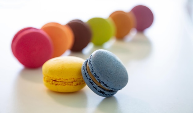 Kleurrijke macarons op witte achtergrond close-up weergave