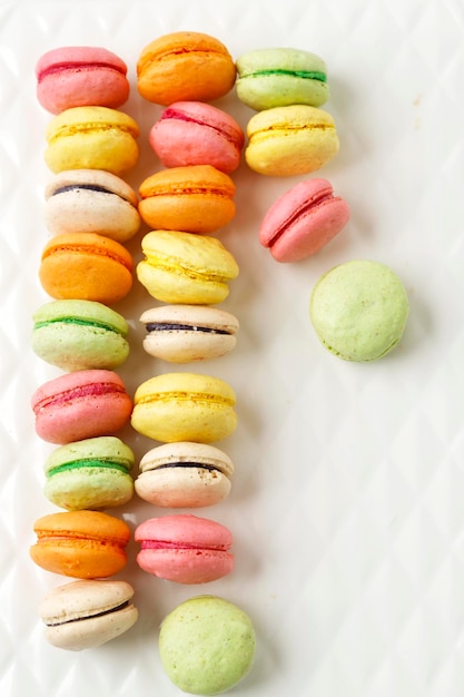 Kleurrijke Macaroon op witte tafel