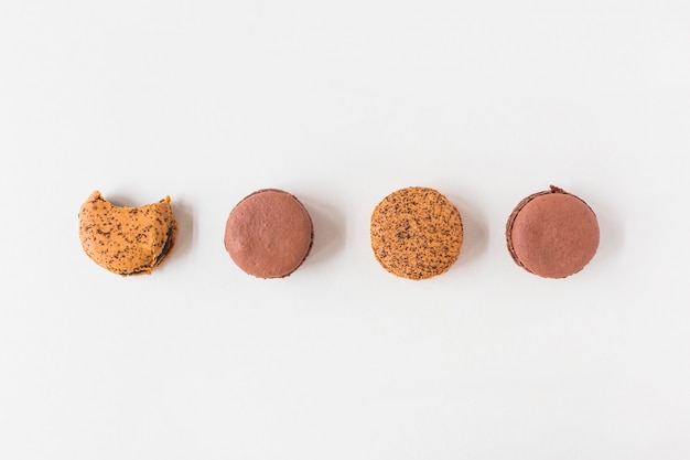 Kleurrijke macaroons op witte achtergrond