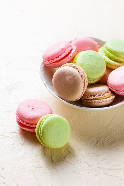 Kleurrijke makarons op de platen