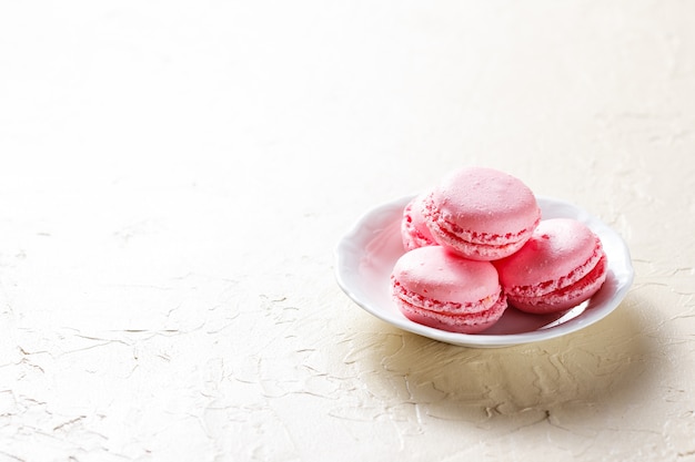 Kleurrijke makarons op de platen