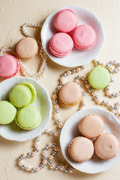 Kleurrijke makarons op de platen